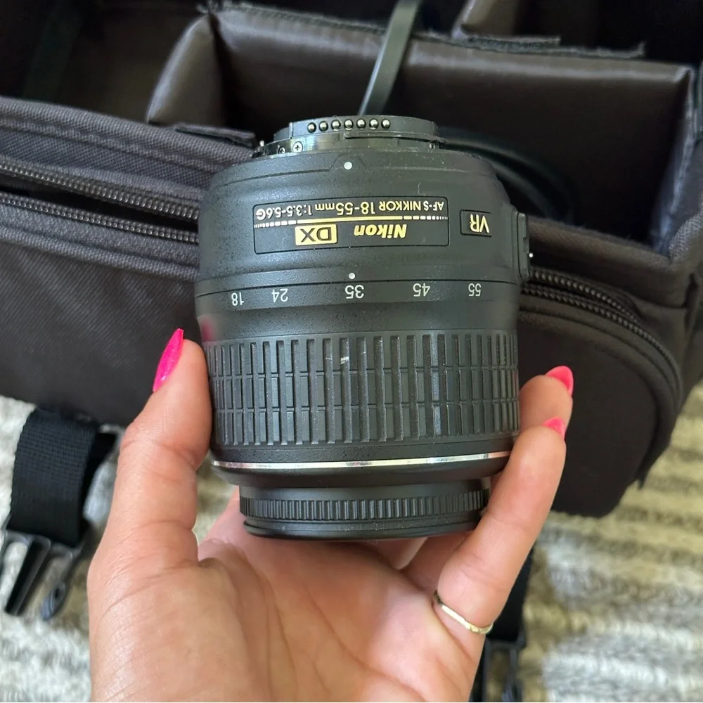 Nikon d3000 / 1 body - 2 lenses